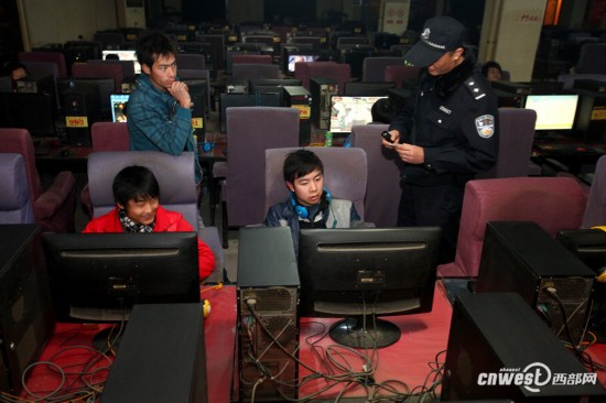 西安警方夜查城中村 取缔黑网吧黑KTV