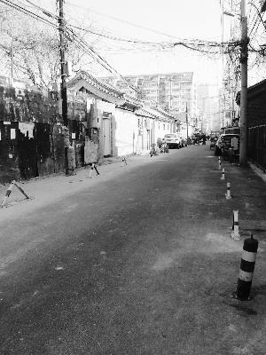东四十一条胡同,路两侧装满了各种地锁,还有个别人用三轮车充当"地锁