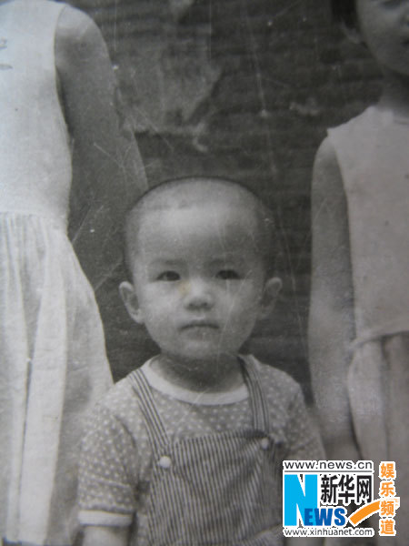 央视美女主持朱迅曝童年光头照 活脱脱是个小