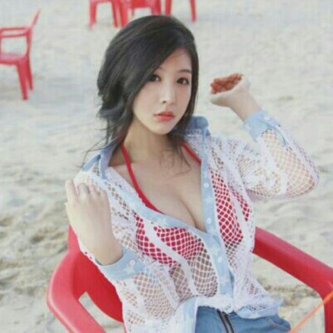 韩国女主播性感私照曝光+低胸装眼神魅惑