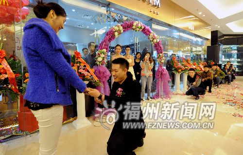 福州:浪漫空少求婚空姐遥控飞机送戒指 好友组