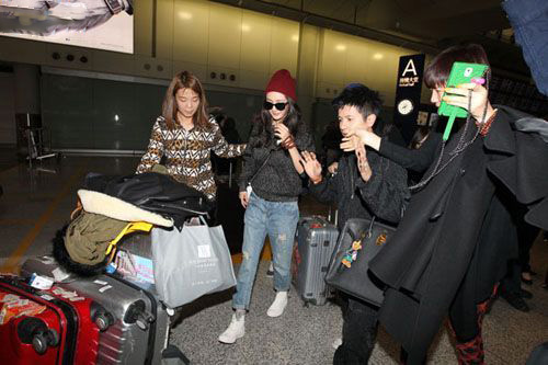 杨幂返港见刘恺威父母 问双喜临门面露惊讶