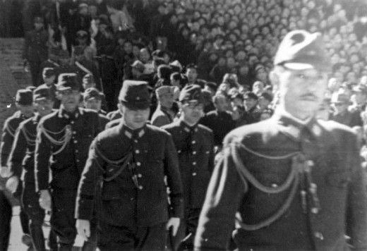 1945年日本经济_1945年日本投降后,国内经济凋敝,图为在废墟上生产的日本人.-二...(3)