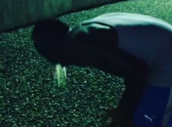 飞人吐了!博尔特训练中呕吐照曝光(组图)