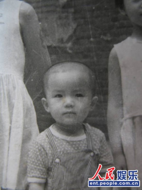 美女主持朱迅曝童年光头照:活脱脱 小帅哥 一枚