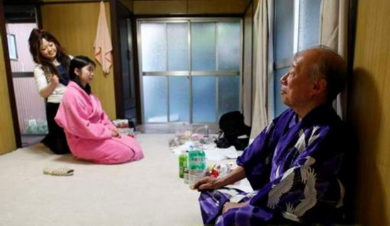 网友深度揭密日本AV界 女优面试时遭乱摸(组图