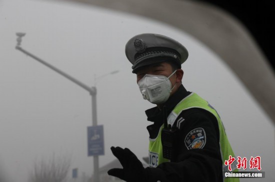 图:青岛再发大雾黄色预警 空气重度污染5级