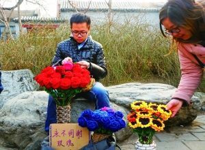 大三理工男用毛线织玫瑰花 四个月赚六千(图)-