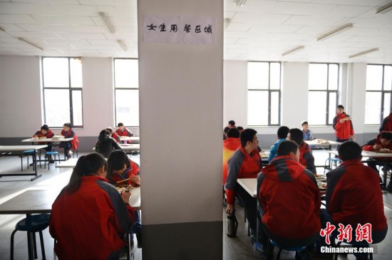 組圖：內蒙古一學校食堂實行男女學生分區就餐