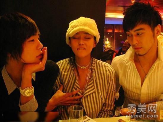 <em>温泉</em>肉搏!女星半裸被揉胸 20女星激情戏被抓奶