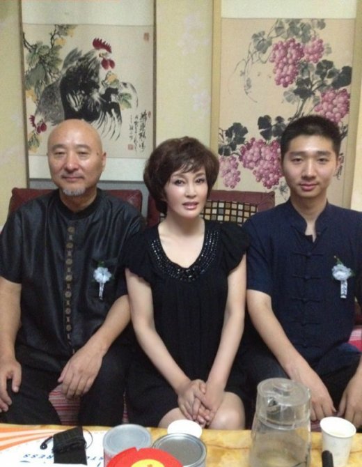 据悉,陈佩斯的妻子王燕玲曾是一名护士,现在陈佩斯的经纪人,但极少