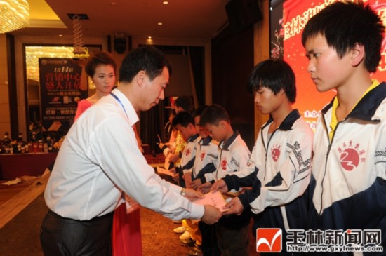 玉林湘商商会资助10名贫困学生