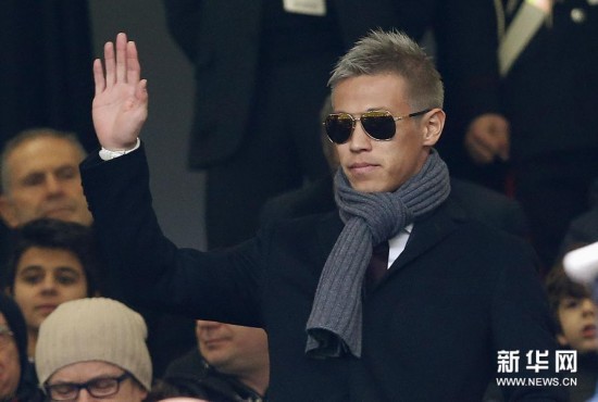 日本足球名将本田圭佑现身AC米兰主场(高清)