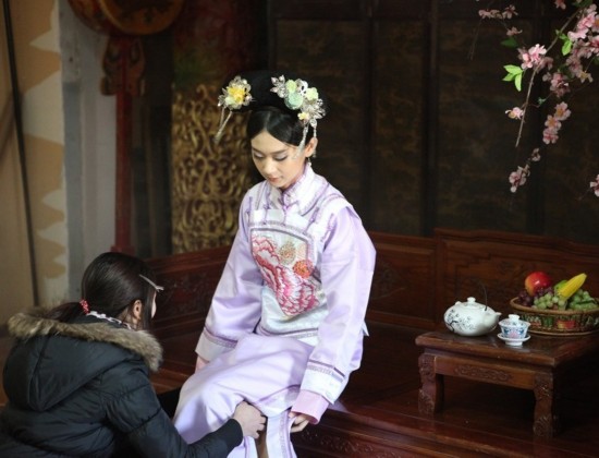 甄嬛玩手机ipad照曝光 隽子哥古装格格造型遭