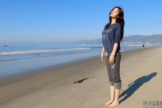 柳岩异国度假私照曝光 性感御姐扎起俏皮马尾