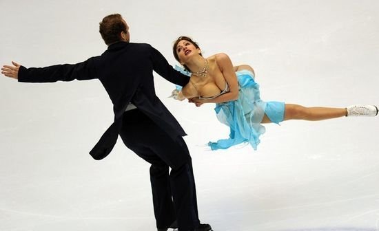 花滑美女尴尬瞬间:遭男伴挤胸 忘情甩出鼻涕【