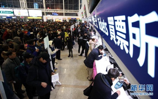 韩国人排长队抢购火车票 也要回家过春节