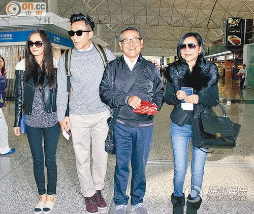 杨幂大秀五卡巨钻戒指 幸福满泻