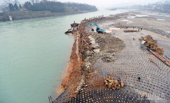 垫高下沉河床 都江堰岁修今日放水