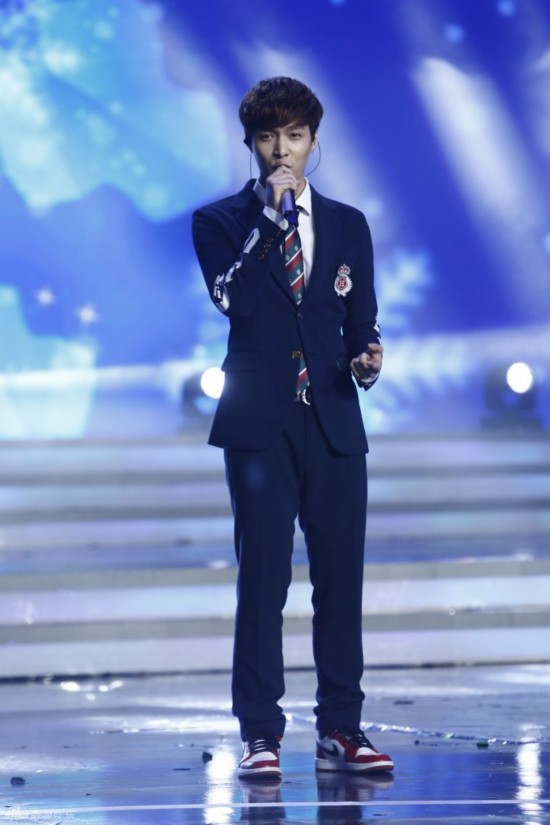 EXO助阵湖北春晚 鹿晗领衔校服秀