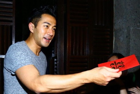 杨幂刘恺威水上婚礼现场:5000朵玫瑰花瓣铺成