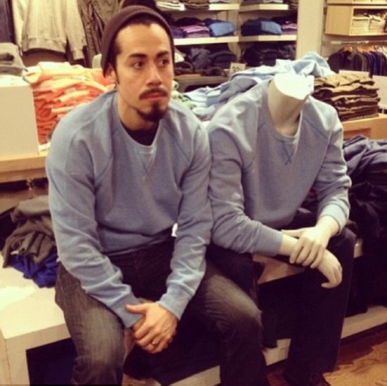 加男子模仿服装店模特变假人