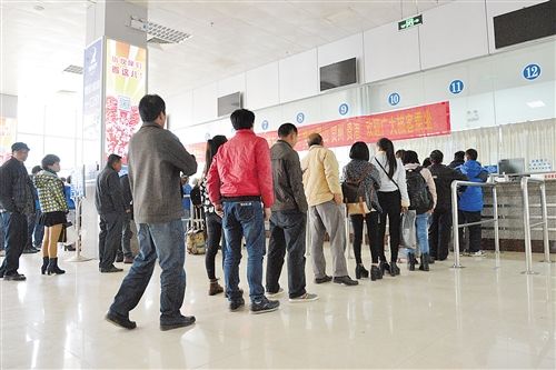 乘客有序排队,文明坪票.
