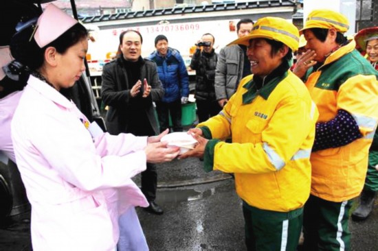 镜湖区广济医院熬制腊八粥祝福城市美容师