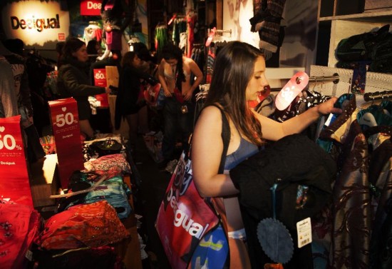 马德里美丽 冻 人促销:只穿内衣免费挑衣服【4