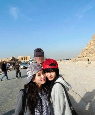 刘诗诗杨幂亲密旧照 好姐妹隔口罩亲吻