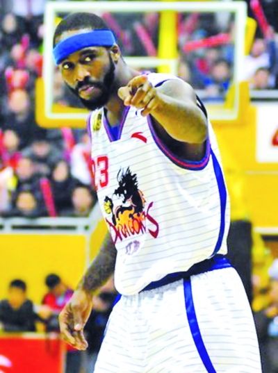 脑袋抽风竟解对手鞋带 JR-史密斯被罚5万美金