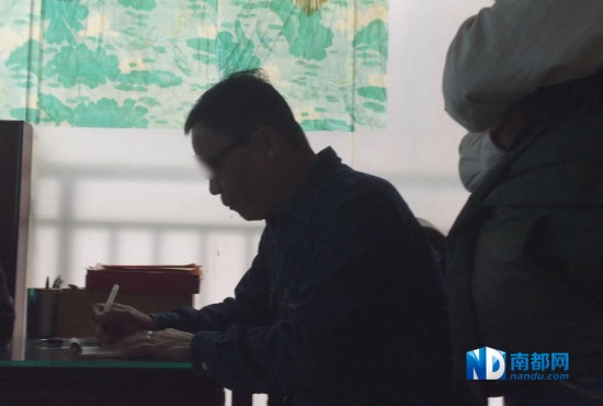 玉皇大帝女儿藏身深圳小区作法敛财[高清]