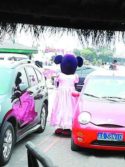 68歲老人為減輕兒女負擔街頭扮人偶賺錢(圖)