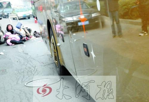 [ 摘要]后来,小女孩的父亲赶过来,悲痛之余,他把小女孩的鞋子