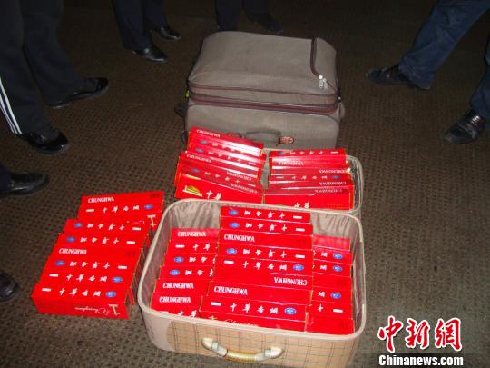 图为警方查获的走私香烟. 绍兴高速交警 摄