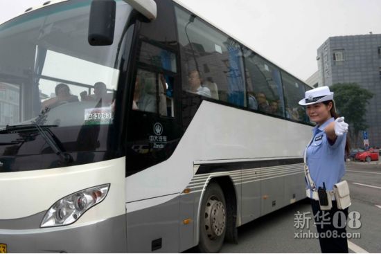 模特交警不爱红妆爱武装 最美女交警走红