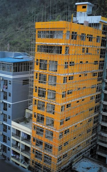 百魔屯,由于外来人口增多,当地的建筑越建越高。