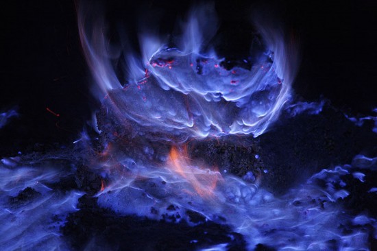 印尼火山喷发令人惊奇蓝色火焰：小伙伴都惊呆了
