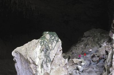 人们在百魔洞天坑中进行“磁疗”和吸氧。百魔洞每天都聚集了大量养生的人。