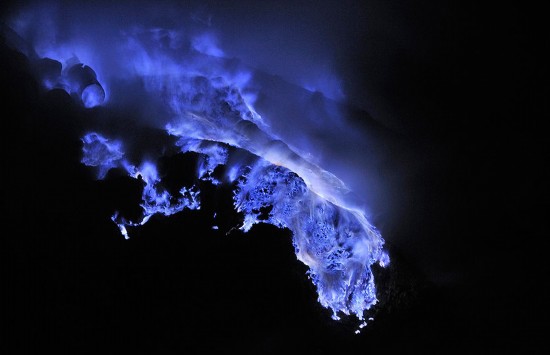 印尼火山喷发令人惊奇蓝色火焰：小伙伴都惊呆了