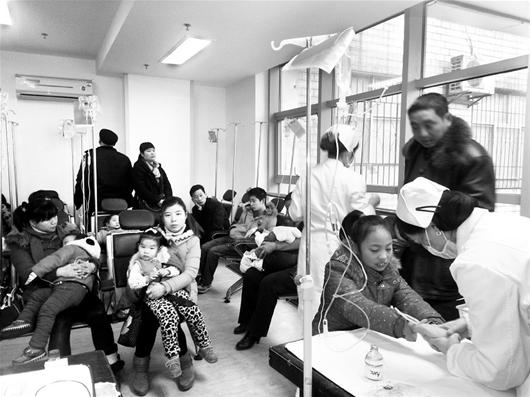 图为:输液室里输液的多是感冒咳嗽的小患儿 (记者高琛琛摄)