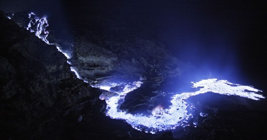 印尼火山喷发令人惊奇蓝色火焰：小伙伴都惊呆了