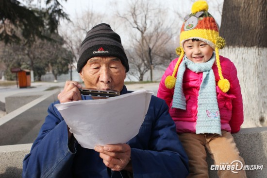 八旬大爷爱上吹口琴 每天背四五斤重歌谱享受