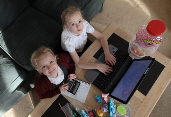 英7岁姐妹开网店售糖果变最小电商