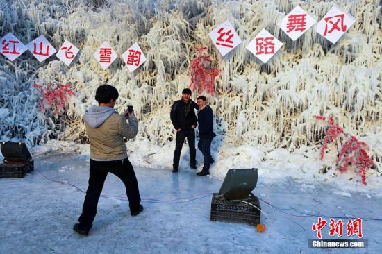 万马奔腾大型冰雕落户乌鲁木齐红山公园