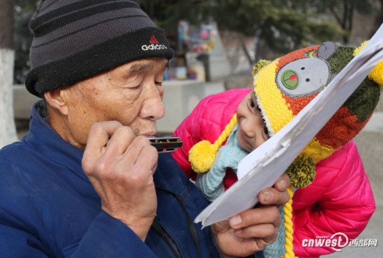 八旬大爷爱上吹口琴 每天背四五斤重歌谱享受