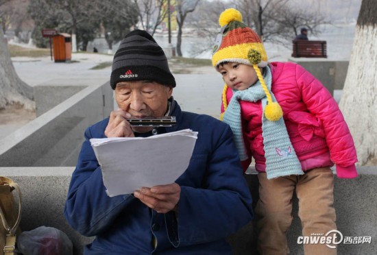 八旬大爷爱上吹口琴 每天背四五斤重歌谱享受