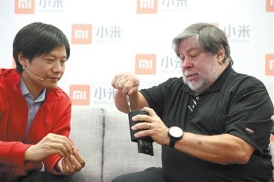 1月12日,小米公司董事长雷军指导沃兹尼亚克组装一台路由器。当天,两人一起亮相发布会。新京报记者 李冬 摄