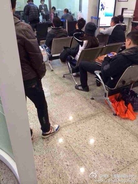 图说:网友微博称汤唯今天下午去银行办理业务。图片来源:新浪微博(请网友私信@新民晚报新民网以奉稿酬)