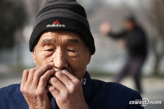 旬大爷爱上吹口琴 每天背四五斤重歌谱享受音乐